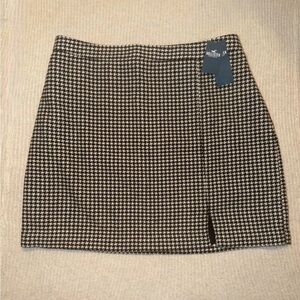 Hollister Black and White Houndstooth Mini Skirt